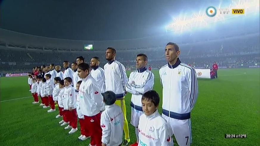 El himno, entre la emoción y los silbidos