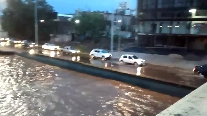 Los autos pasan por la Costanera con agua