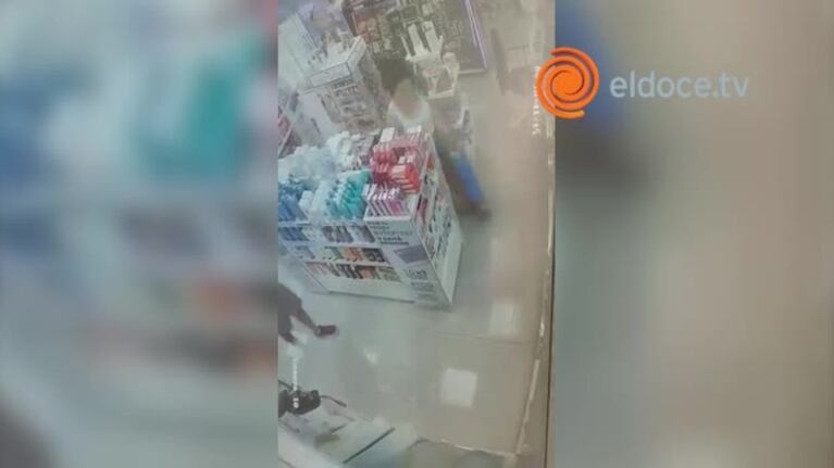 Ladrona fashion: roba perfumes en una farmacia