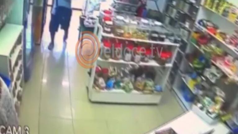 Entró a robar y golpeó a la empleada