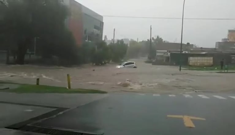 El agua arrastró a un auto en Av. Sagrada Familia