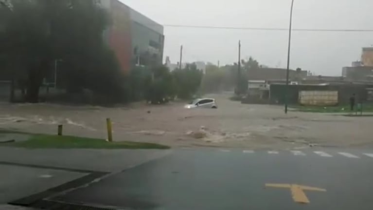 El agua arrastró a un auto en Av. Sagrada Familia