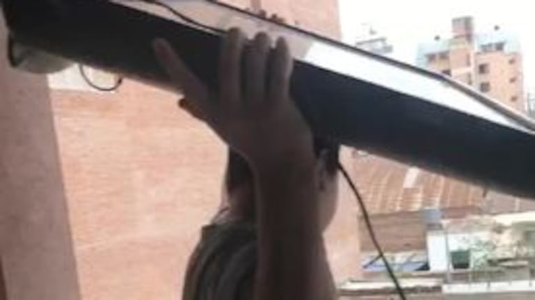 Tiró el TV por el balcón tras la derrota Argentina