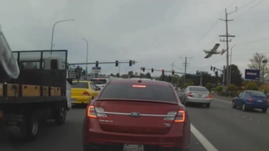 Se estrelló una avioneta en medio de la calle