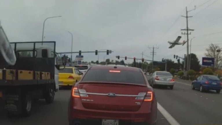 Se estrelló una avioneta en medio de la calle