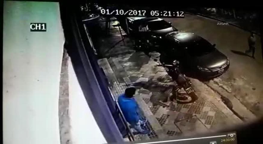 La maniobra de un ladrón para robar una moto