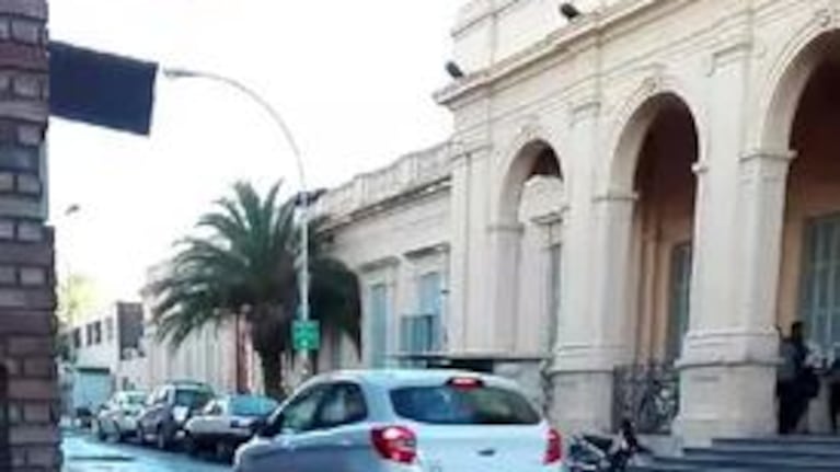 El bache rompeautos frente al Clínicas