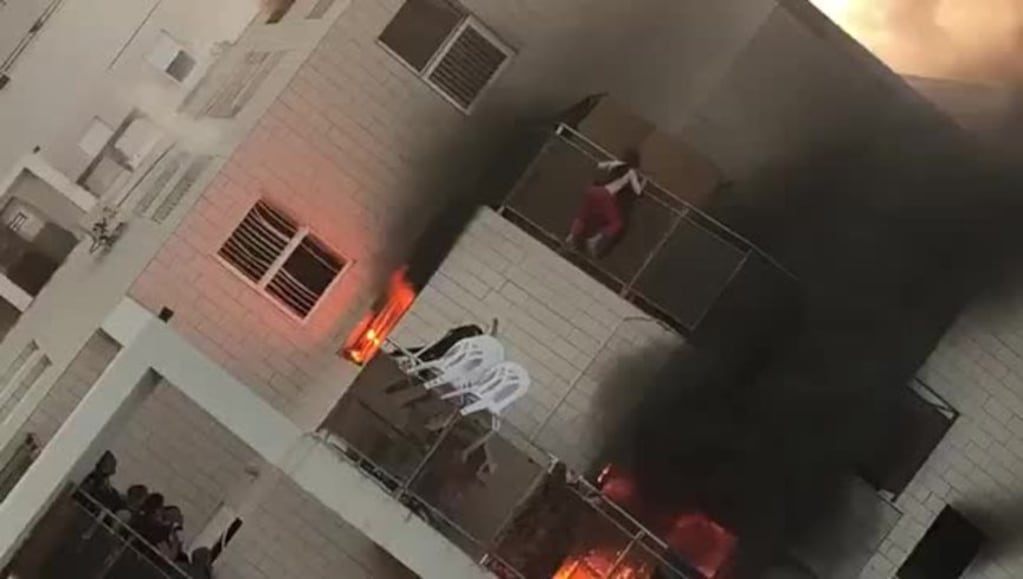Una niña saltó para salvar su vida en un incendio