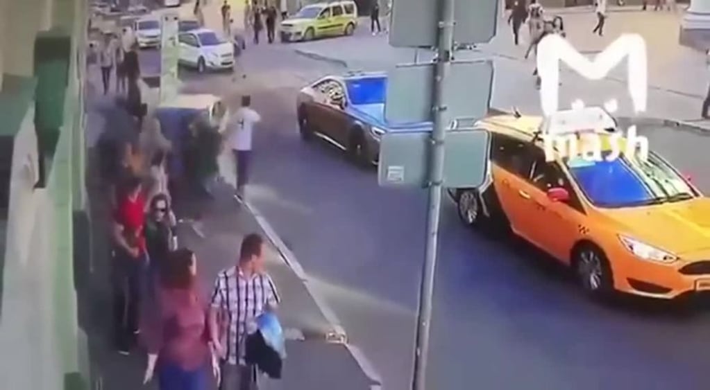 Taxista atropelló a peatones en Moscú