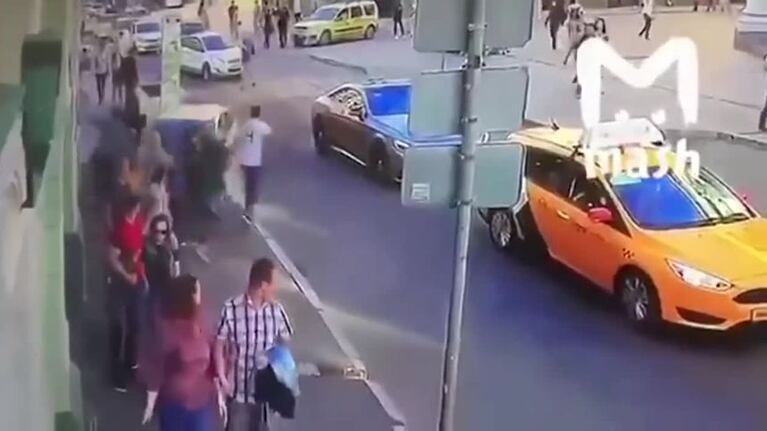 Taxista atropelló a peatones en Moscú