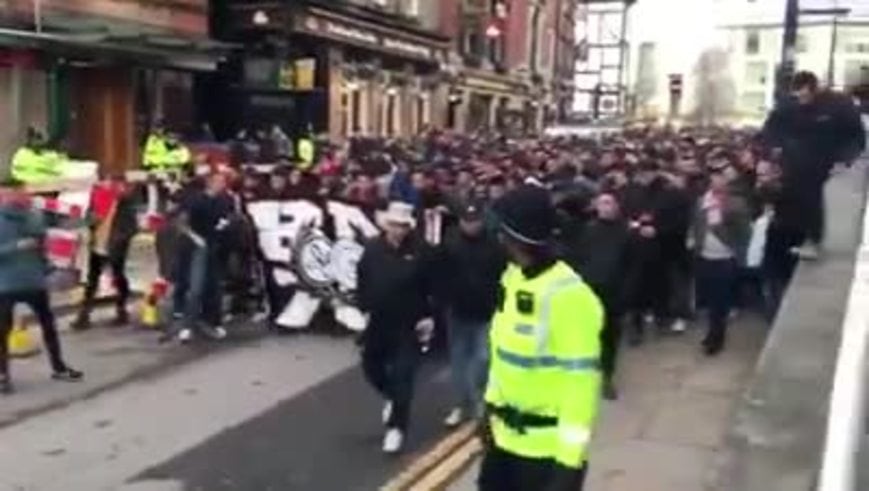 Otra hinchada que canta una de La Mona