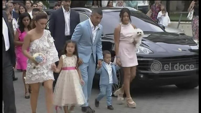 El casamiento de Tevez: llegada, arroz y beso