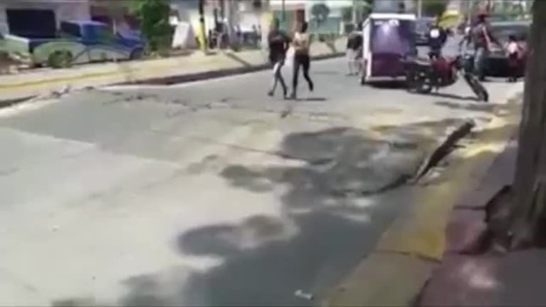 El asfalto parece "respirar" después del terremoto