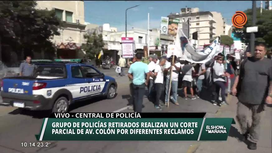 Policías retirados reclaman en las calles