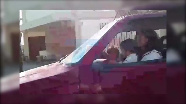 Una mujer viajando con un nene a upa