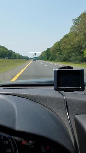 Una avioneta aterrizó en una autopista