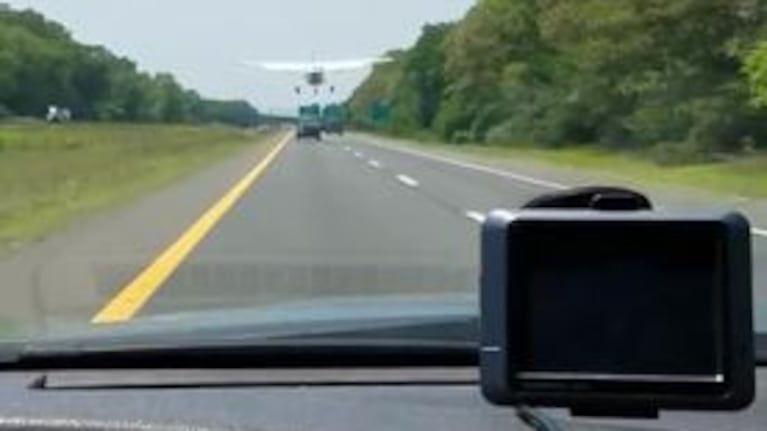 Una avioneta aterrizó en una autopista