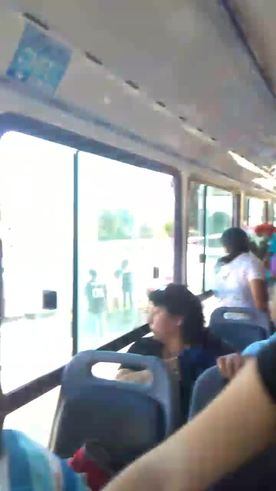 Una familia trasladó el ataúd en un colectivo