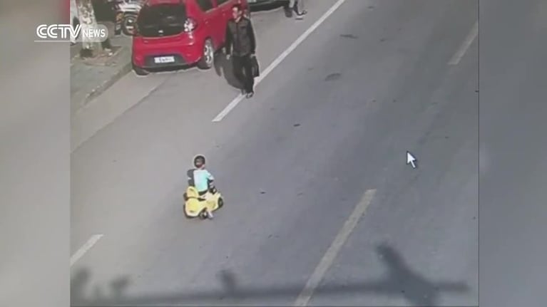 Rescataron a un nene en plena avenida