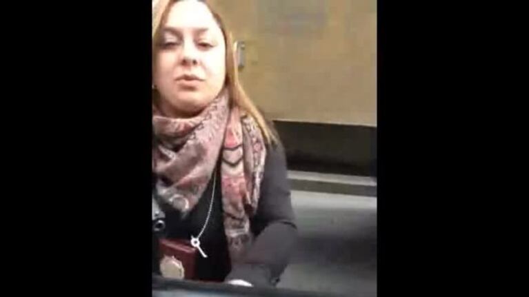 Una detective amenazó con su arma a un automovilista
