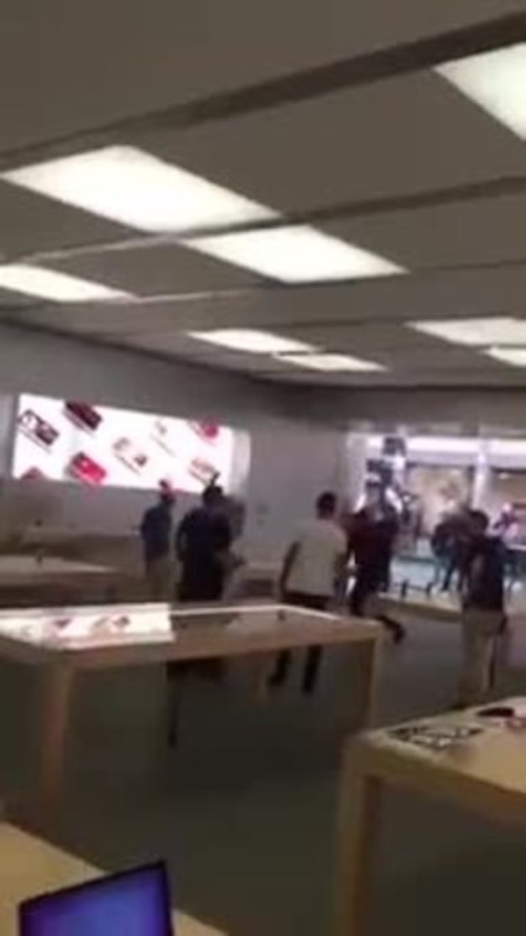 Joven destroza celulares en una tienda de Apple