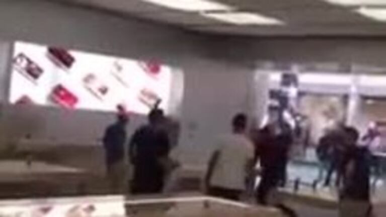 Joven destroza celulares en una tienda de Apple