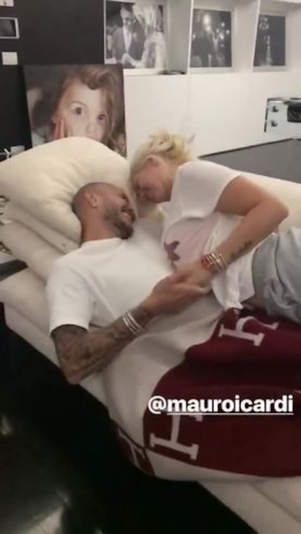 Wanda Nara y Mauro Icardi, a los besos en la cama