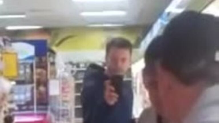 Un borracho peleaba contra sí mismo frente al espejo