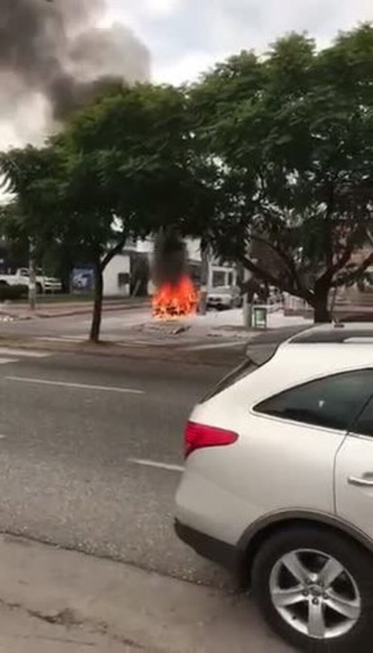 Ardió un auto en el Cerro de las Rosas