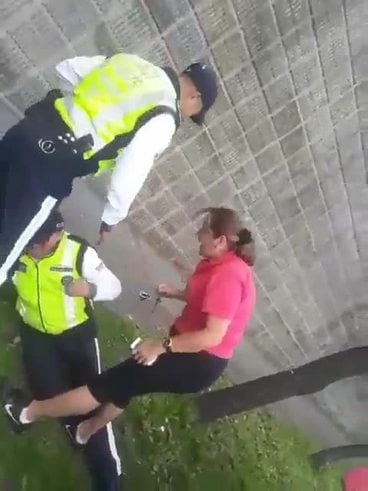 Una mujer golpeó a los inspectores que la multaron 