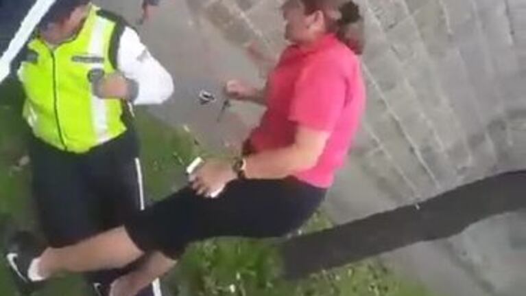Una mujer golpeó a los inspectores que la multaron
