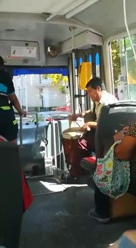 Le pidió que cante en el colectivo