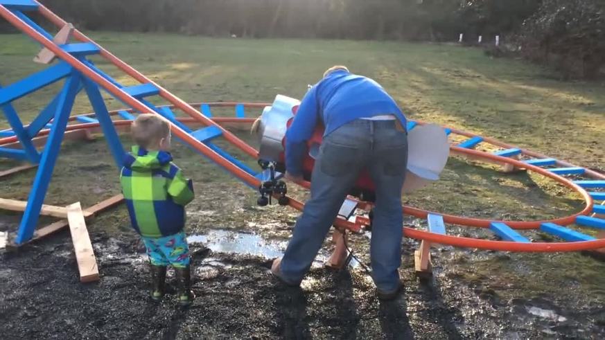 Le construyó una montaña rusa a su hijo