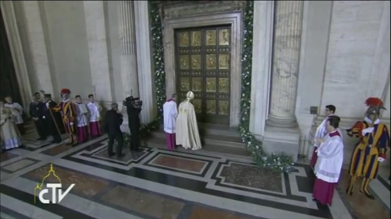 El Papa abrió la Puerta Santa, cerrada durante 15 años