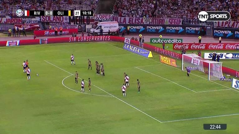 Scocco y un golazo de tiro libre