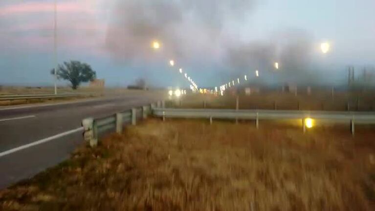Así se incendió un auto en la autopista