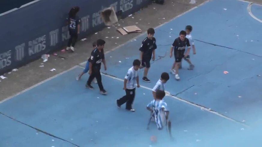 El hincha de Racing que juega con muletas