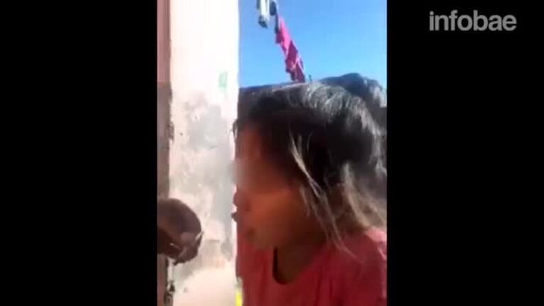 Una mujer obliga a una nena fumar marihuana