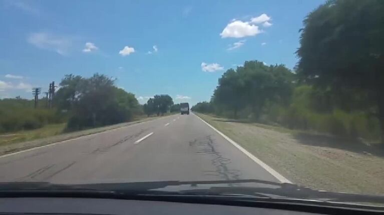 Un camión haciendo zigzag en la Ruta 34