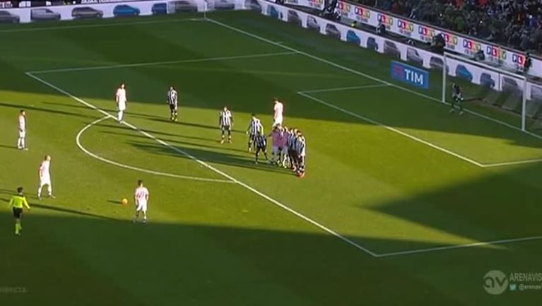 Golazo de tiro libre de Dybala contra Udinese