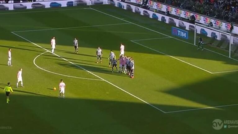 Golazo de tiro libre de Dybala contra Udinese