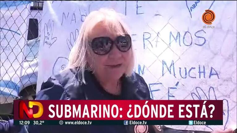 La conmovedora bandera de las hijas de un tripulante del submarino