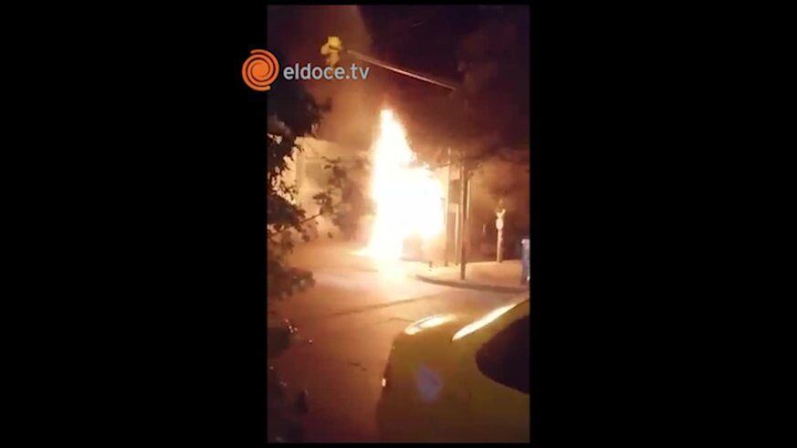 Colectivo se prendió fuego en Cofico