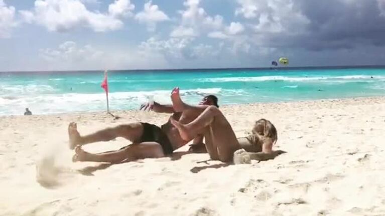 Tagliafico y una patada criminal a su novia sexy