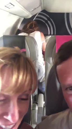 Una mujer grabó a una pareja teniendo sexo en el avión