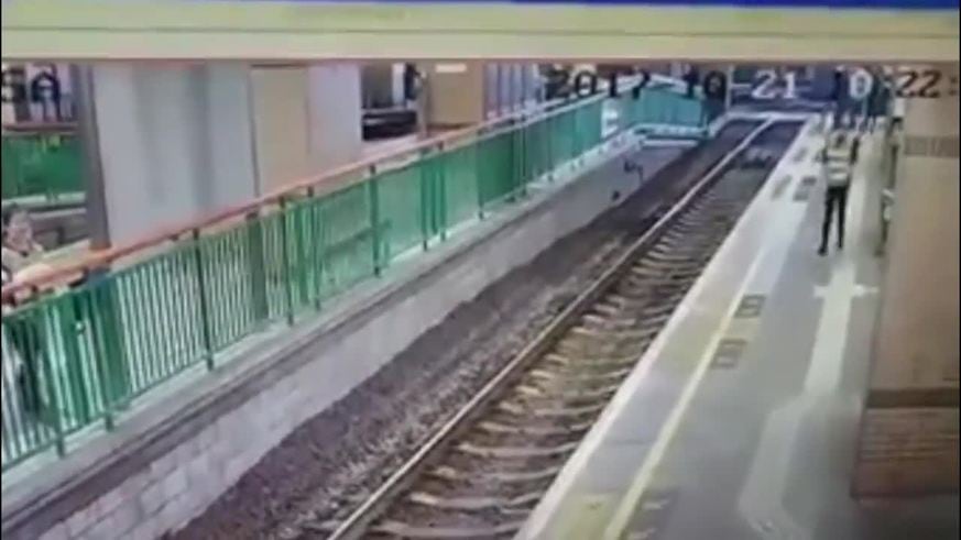 Un hombre empuja a una mujer a las vías del tren