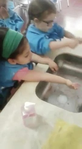 Pudo lavarse las manos gracias a sus compañeras