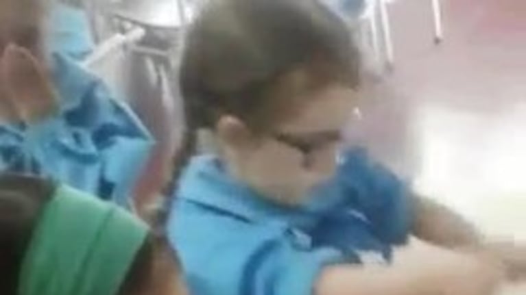 Pudo lavarse las manos gracias a sus compañeras