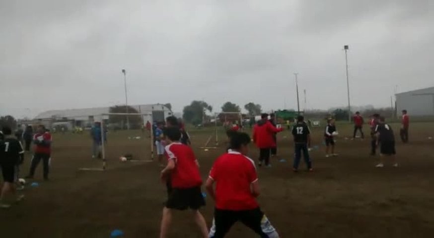 Farré jugando con los chicos de su pueblo natal