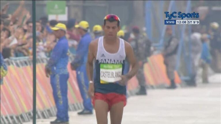 El maratonista terminó corriendo de costado